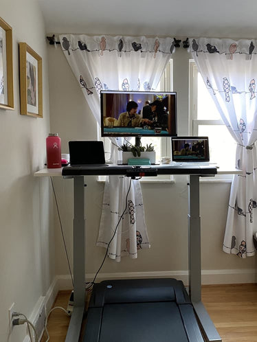 Escritorio con cinta de correr en el dormitorio