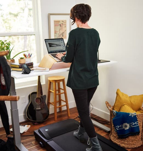 Escritorio con cinta de correr y soporte para computadora