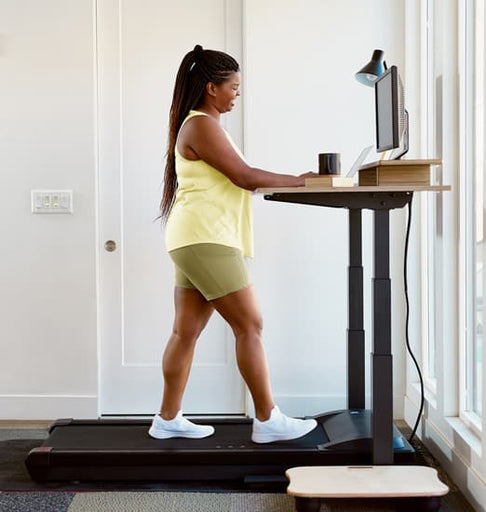 Trabajando en un escritorio con cinta de correr